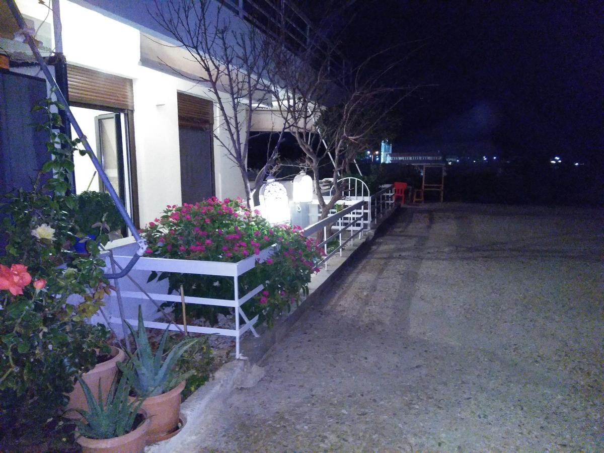Vravrona Beach Apartments Loútsa Exterior foto