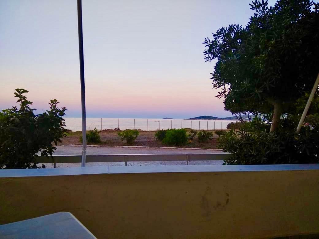 Vravrona Beach Apartments Loútsa Exterior foto